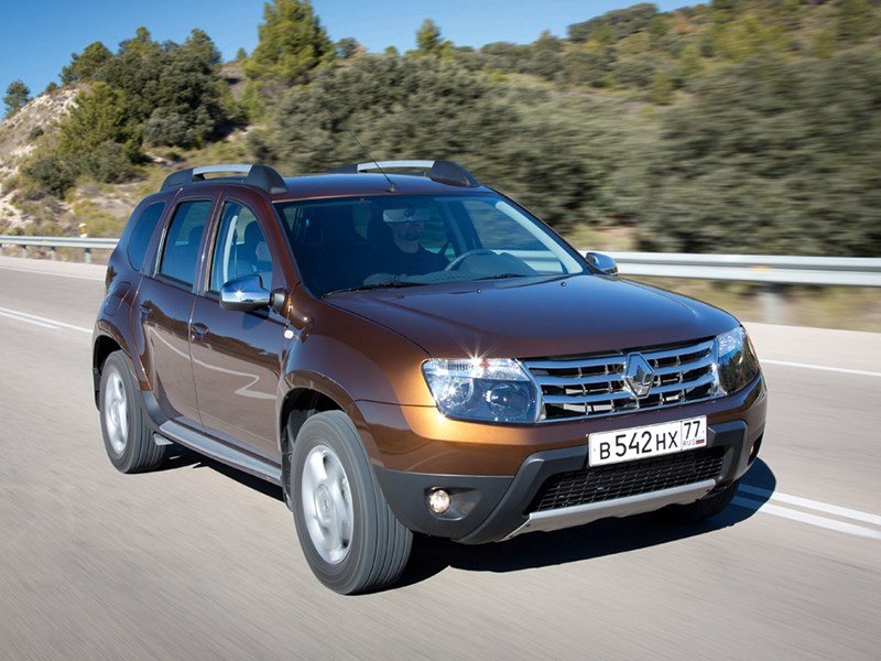 Renault Duster 2013 на трассе вид спереди