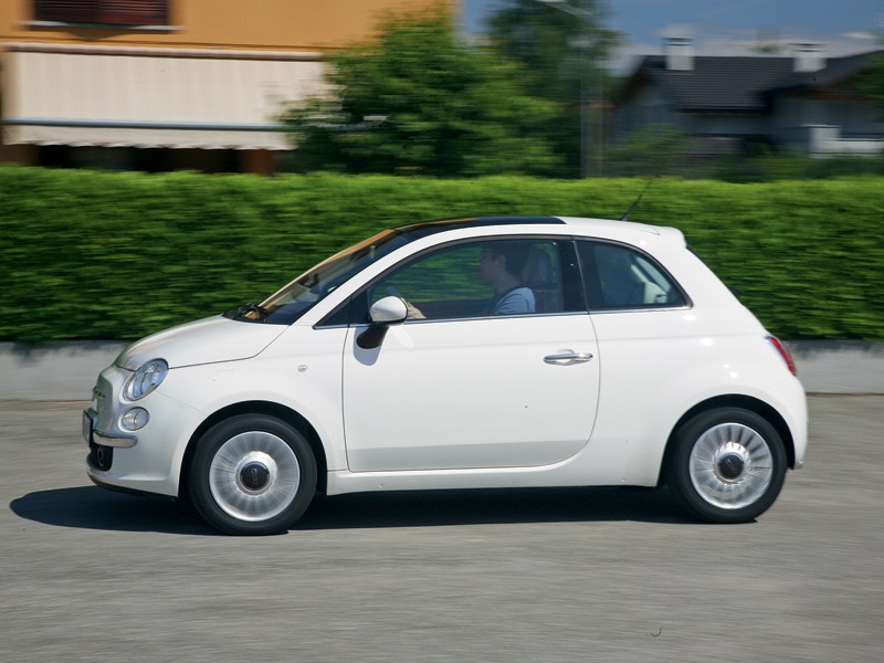 Fiat 500 2011 вид сбоку