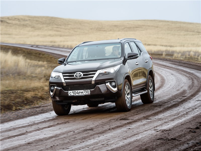 Toyota Fortuner 2016 вид спереди