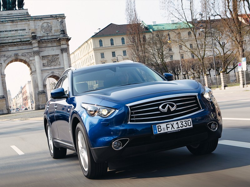 Infiniti FX30d 2012 вид спереди