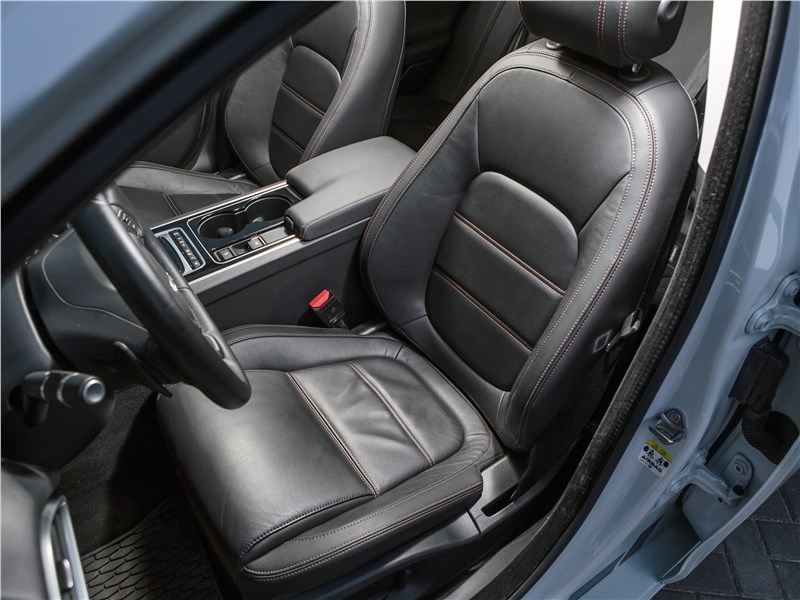 Jaguar XE 2016 передние кресла