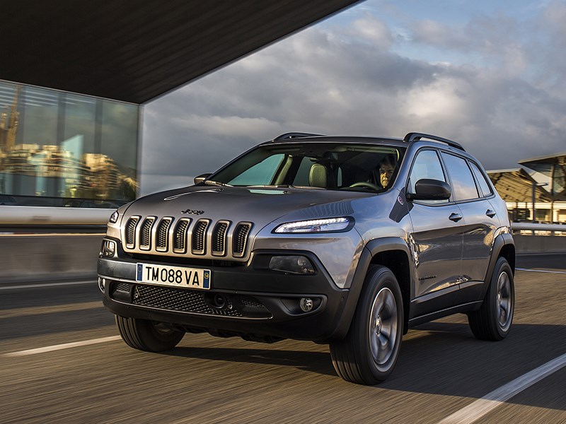 Jeep Cherokee 2013 вид спереди