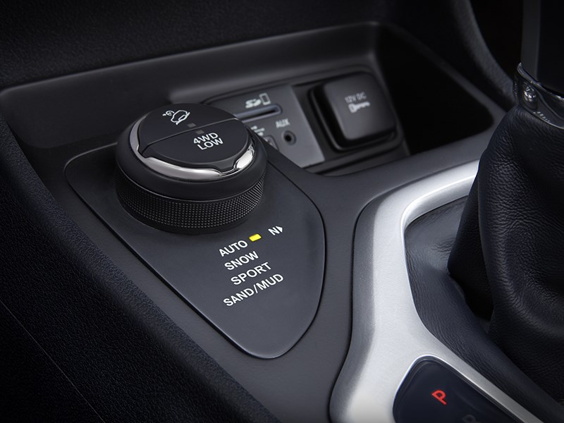 Jeep Cherokee 2013 салон фото 2