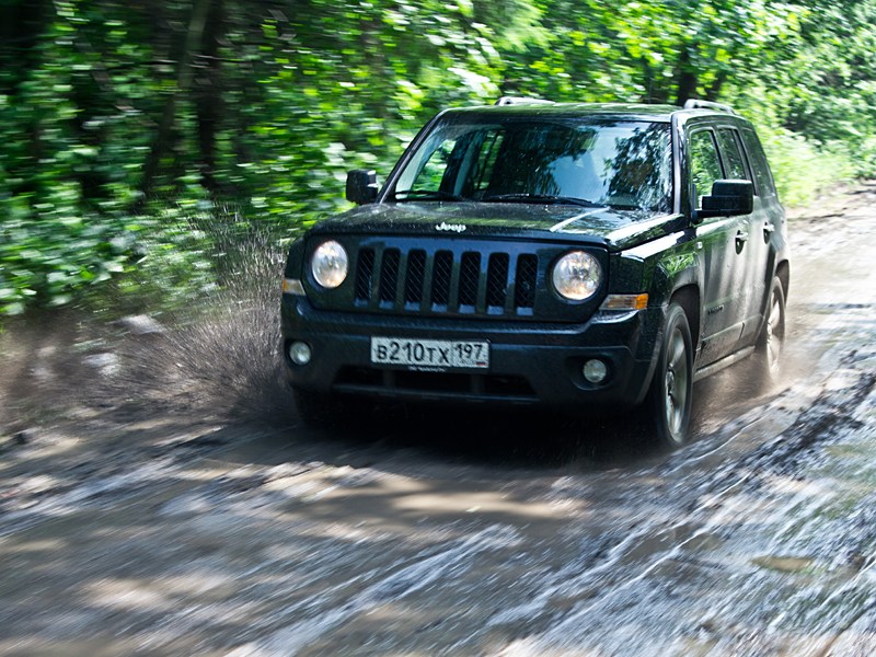 Jeep Liberty 2007 вид спереди