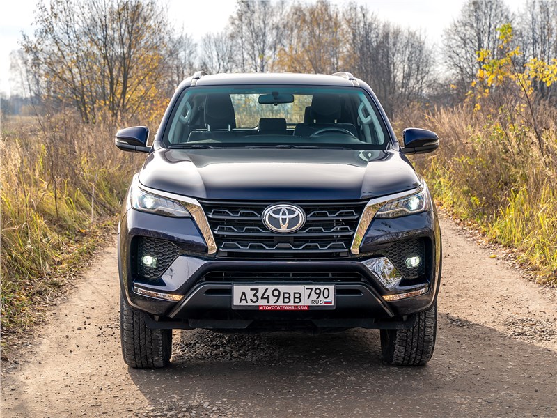 Toyota Fortuner (2021) вид спереди