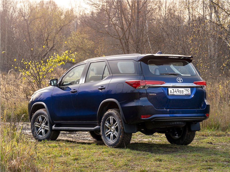 Toyota Fortuner (2021) вид сзади