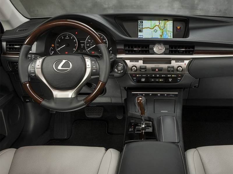 Lexus ES 2013 водительское место