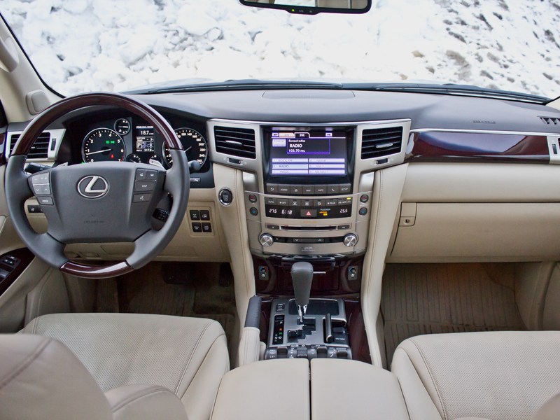 Lexus LX 570 2012 водительское место