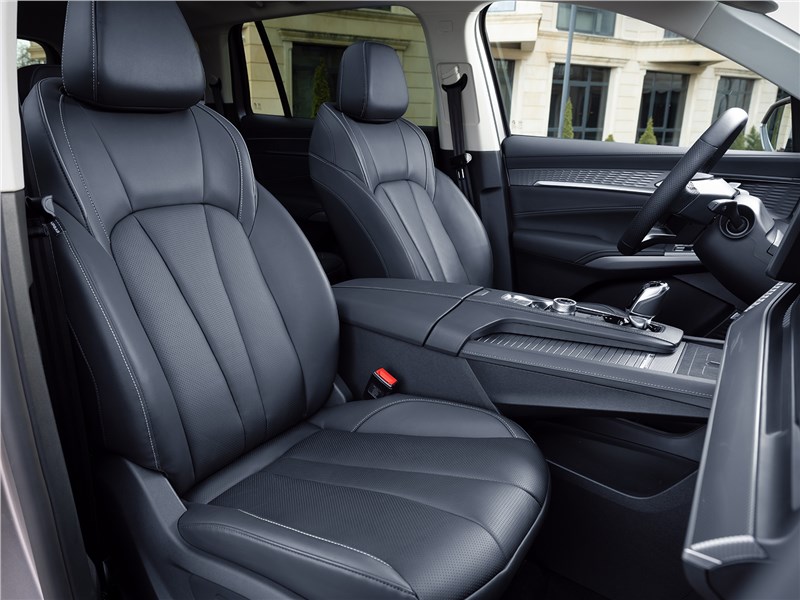 Москвич М90 (2026) передние кресла