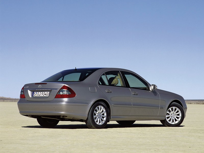 Mercedes-Benz E-Klasse 2006 вид сзади