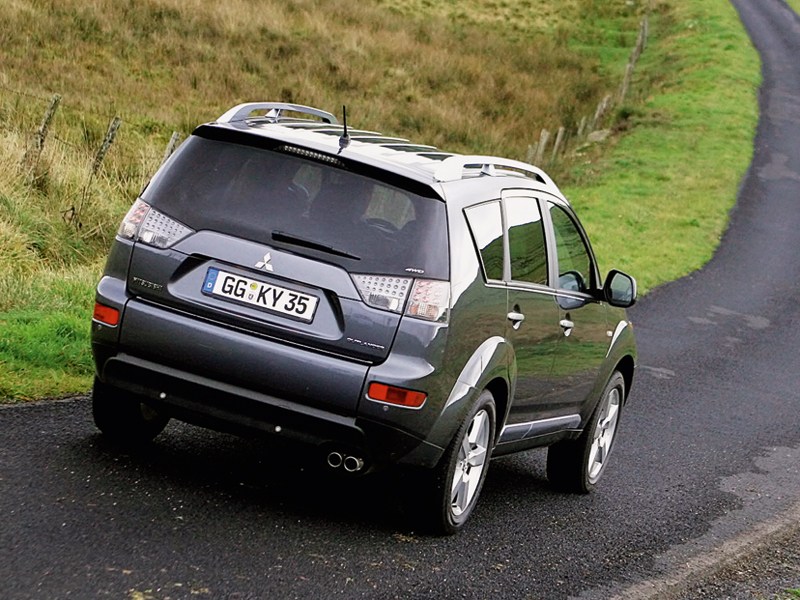 Mitsubishi Outlander XL 2007 вид сзади