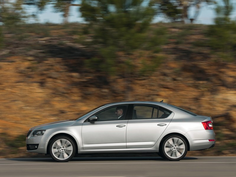 Skoda Octavia 2013 вид сбоку