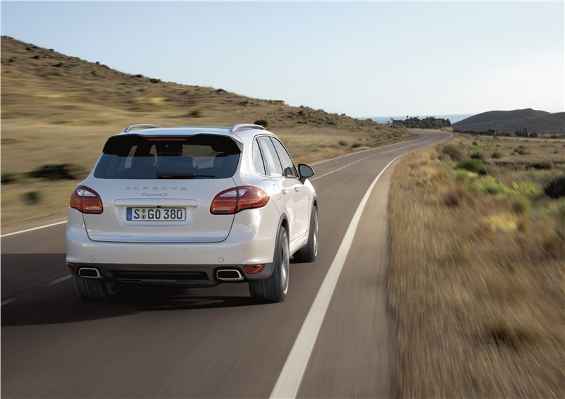 Porsche Cayenne S Hybrid вид сзади