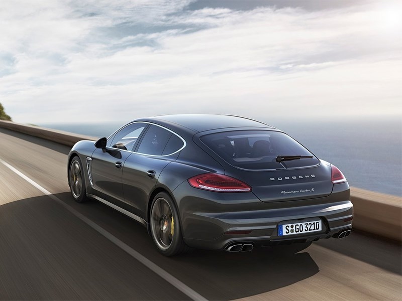 Porsche Panamera Turbo S 2013 вид сзади 2