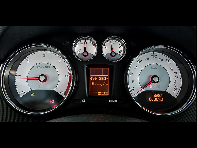 Peugeot 408 2011 приборная панель