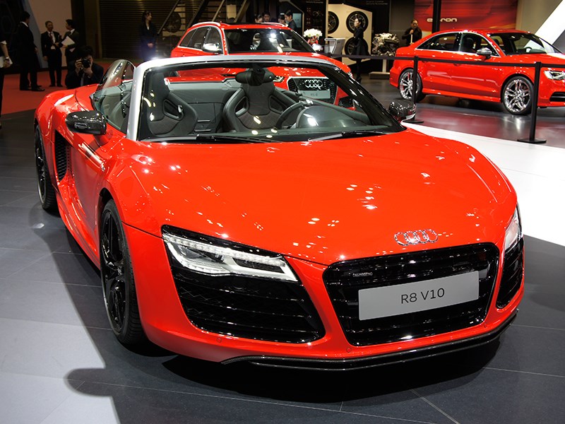 Audi R8 V10 2013 вид спереди