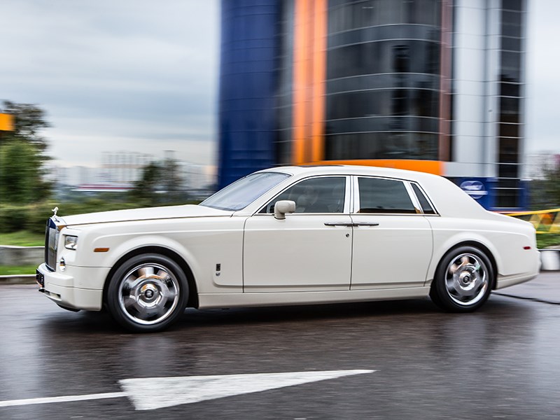 Rolls-Royce Phantom EWB 2010 вид сбоку