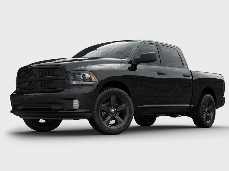 Dodge Ram 1500 Black Express 2013 вид спереди 3/4