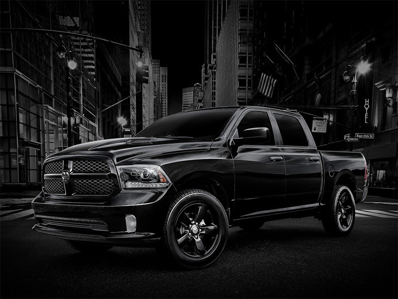 Dodge Ram 1500 Black Express 2013 вид спереди 3/4 на фоне