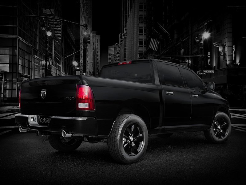 Dodge Ram 1500 Black Express 2013 вид сзади