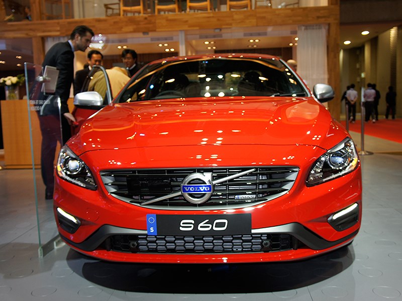 Volvo S60 2014 вид спереди