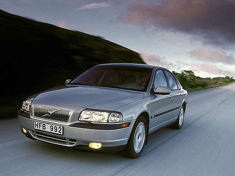 Volvo S80 2000 вид слева спереди в динамике