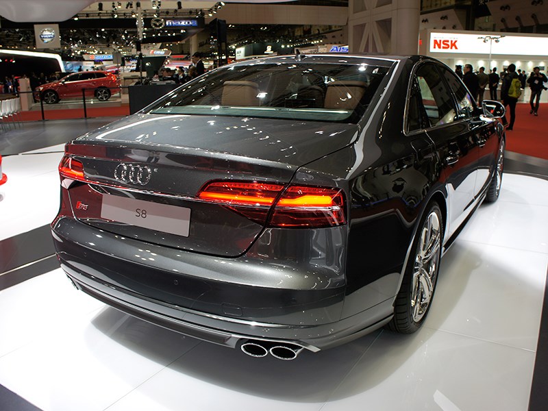 Audi S8 2013 вид сзади
