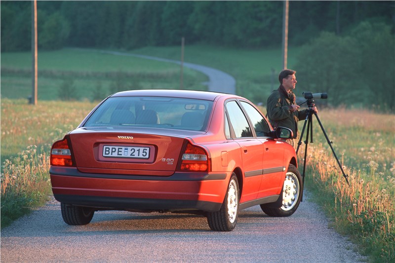 Volvo S80 2000 вид справа сзади