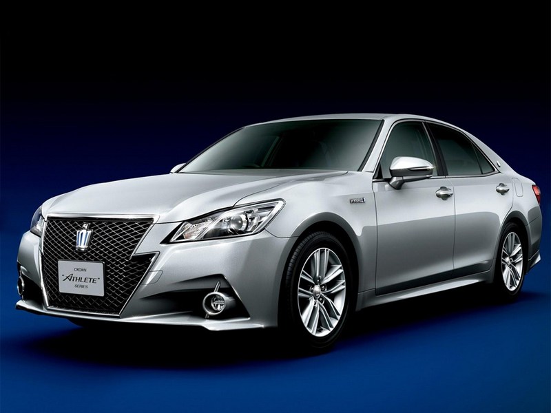 Toyota Crown 2013 вид спереди