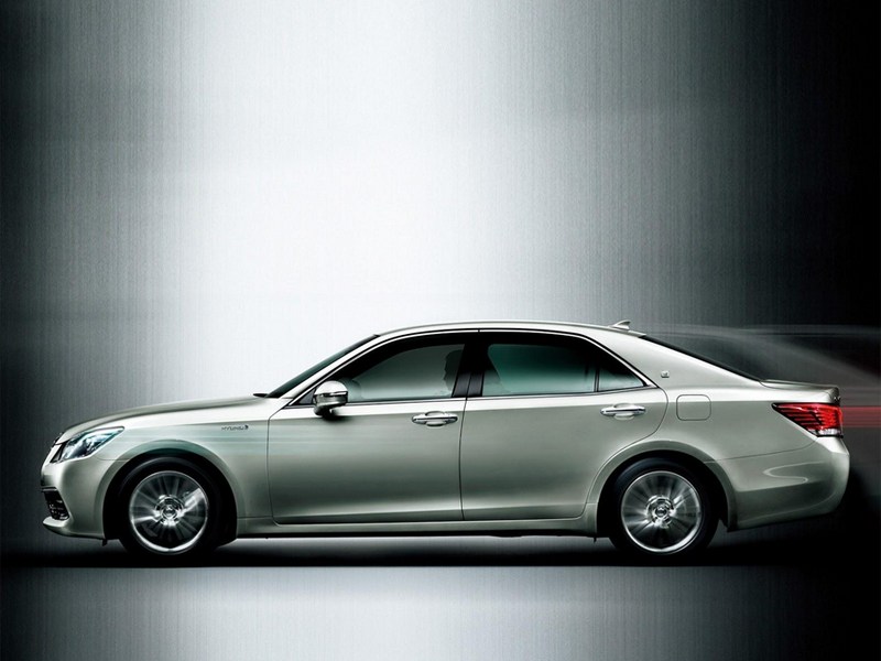 Toyota Crown 2013 вид сбоку