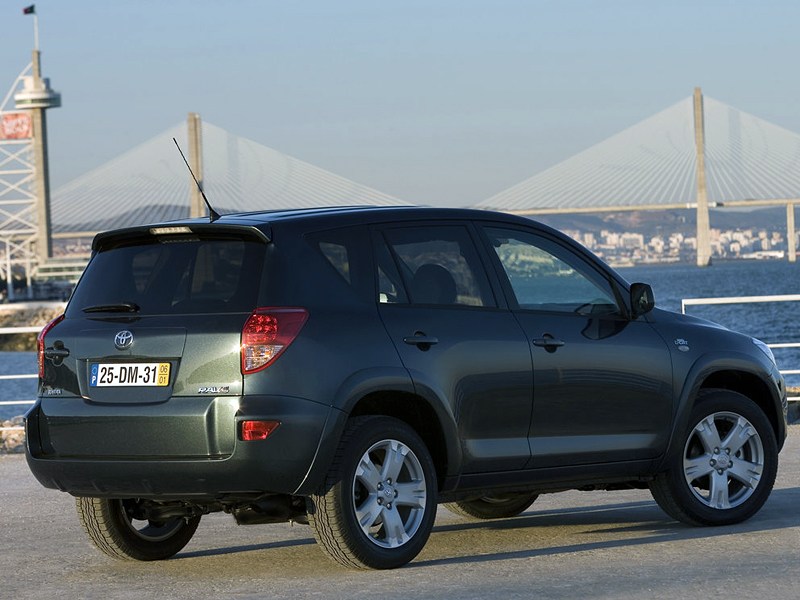 Toyota RAV4 2006 фото в статике справа сзади