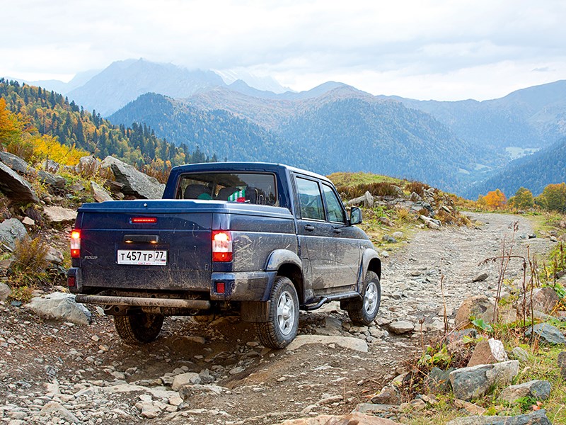 UAZ Pickup 2013 вид сзади