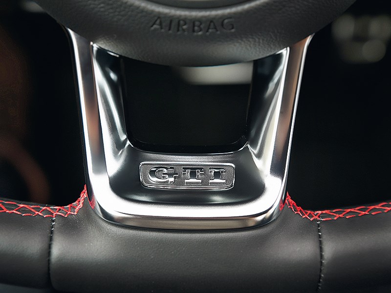 Volkswagen Golf GTI Performance 2013 щильдик на руле