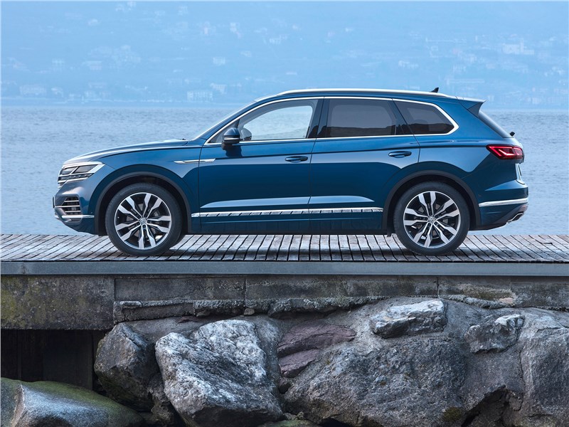 Volkswagen Touareg 2019 вид сбоку