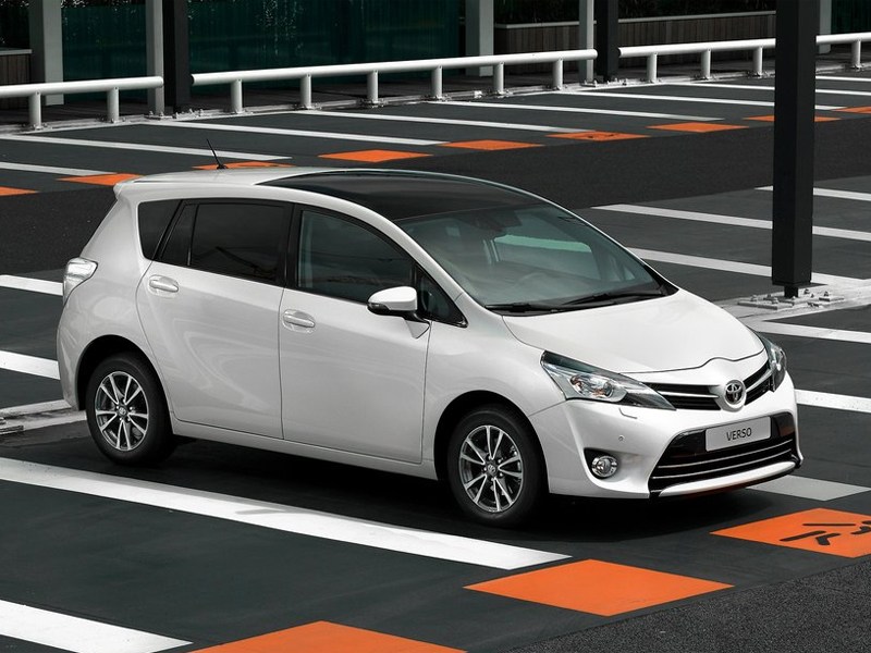 Toyota Verso 2013 вид спереди