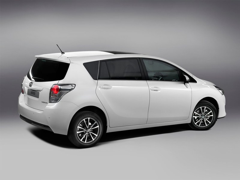 Toyota Verso 2013 вид сзади