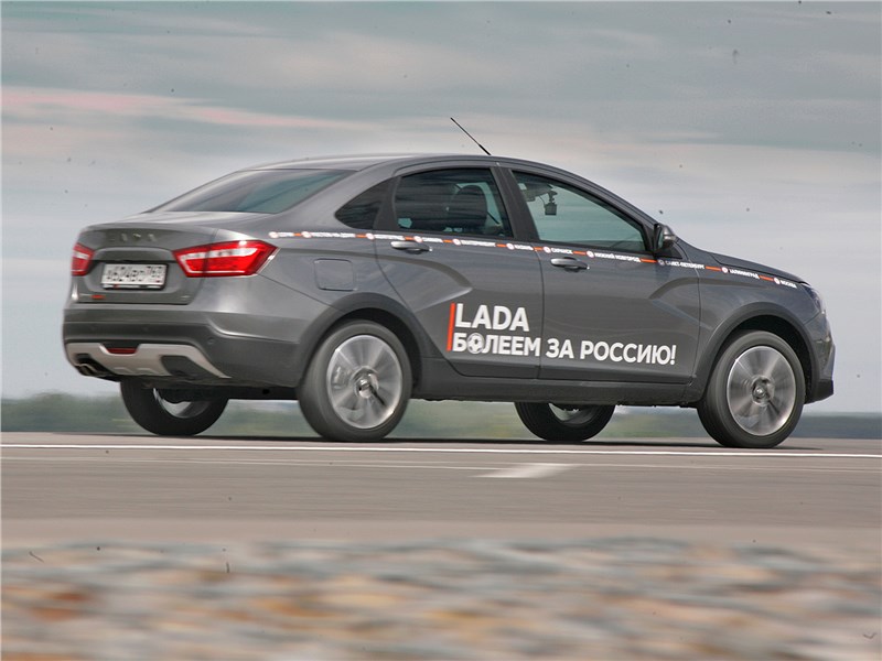 Lada Vesta Cross 2018 вид сбоку сзади