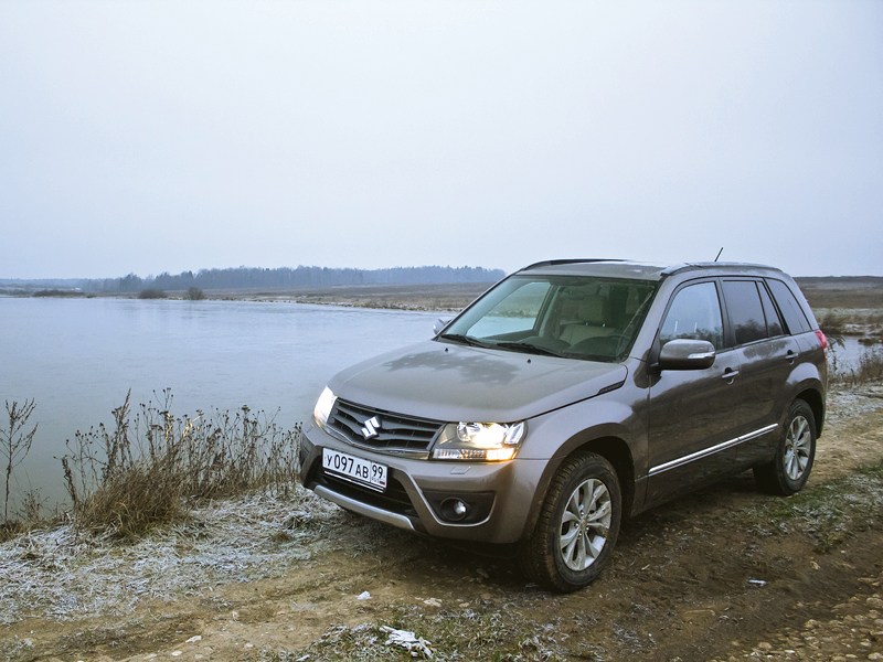 Suzuki Grand Vitara 2012 вид спереди