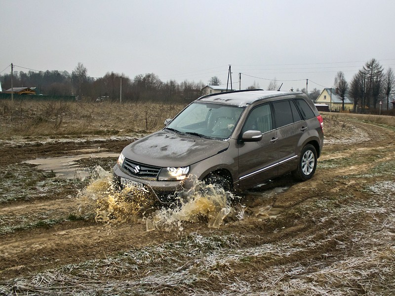 Suzuki Grand Vitara 2012 вид спереди