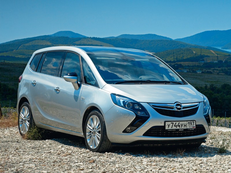 Opel Zafira Tourer 2012 вид спереди