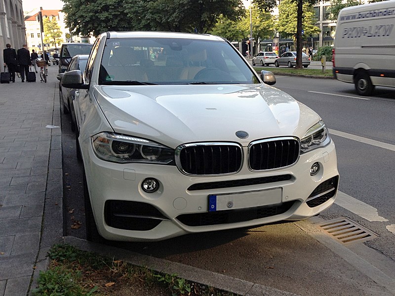 BMW X5 M50d 2013 вид спереди