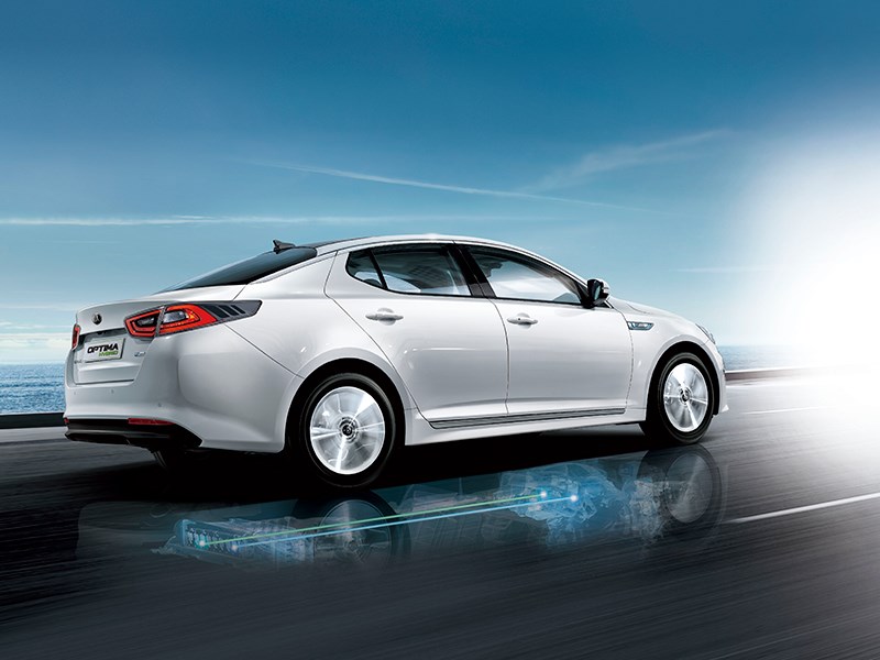 Kia Optima hybrid 2014 вид сзади