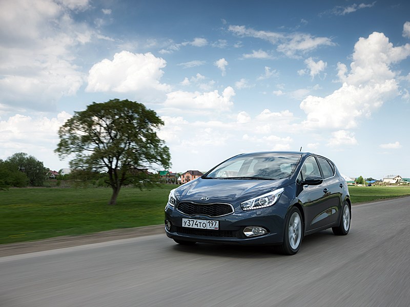 Kia cee'd 2012 хэтчбек вид спереди слева в динамике фото 1