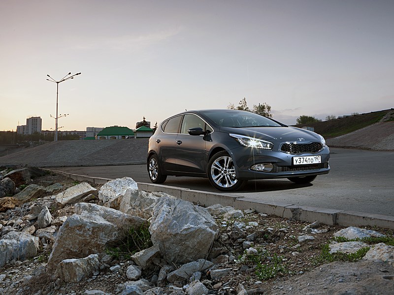 Kia cee'd 2012 хэтчбек вид справа спереди в статике фото 1