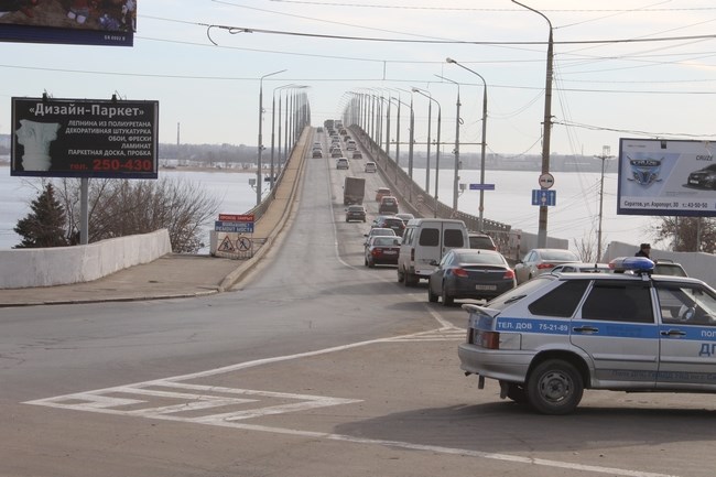 Сотрудник ГИБДД остановил на мосту что делать?