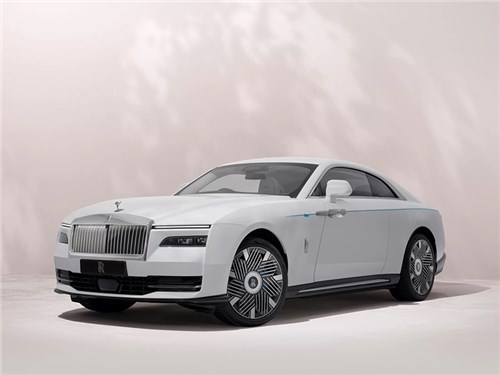 Rolls-Royce представил новую версию Spectre, вдохновленную сакурой