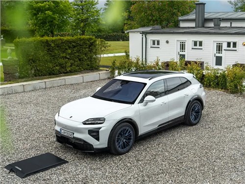 Porsche Cayenne Electric получил автоматические двери и беспроводную зарядку
