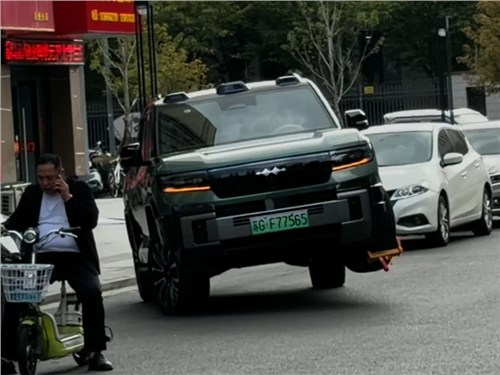 BYD Fang Cheng Bao 8 заметили передвигающимся по дороге с блокиратором