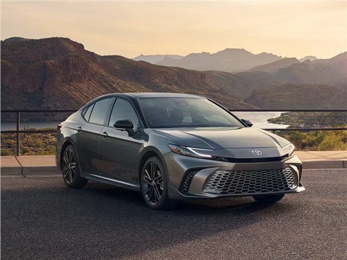Toyota отзывает более 500 тысяч Camry из-за неисправности приборной панели