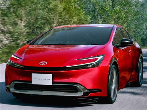 Глава Toyota заявил, что электромобили загрязняют атмосферу сильнее гибридов